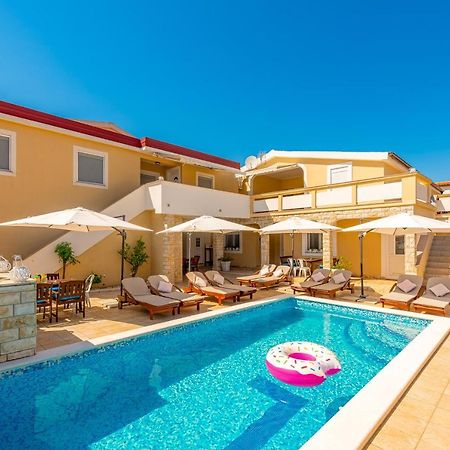 Villa Karmen - Poolhouse วีร์ ภายนอก รูปภาพ
