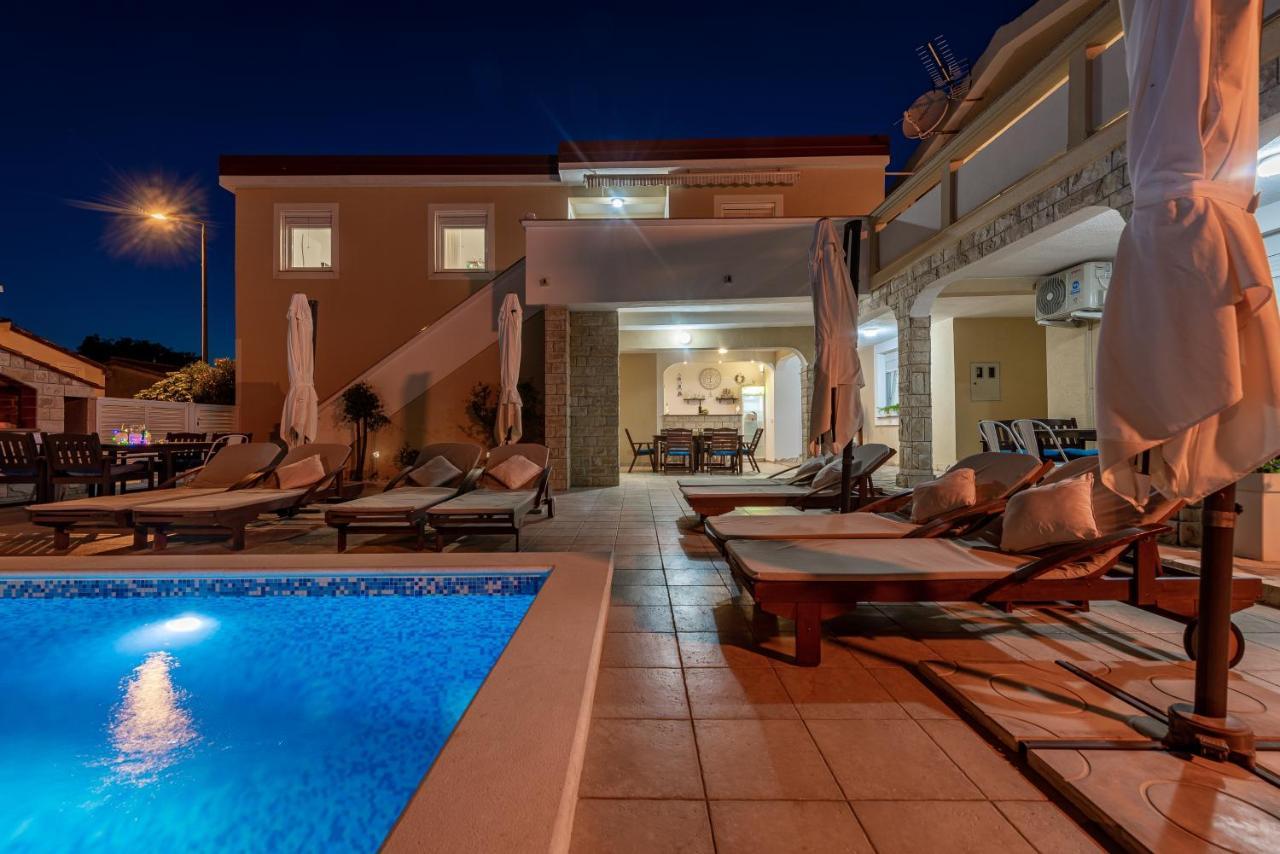 Villa Karmen - Poolhouse วีร์ ภายนอก รูปภาพ