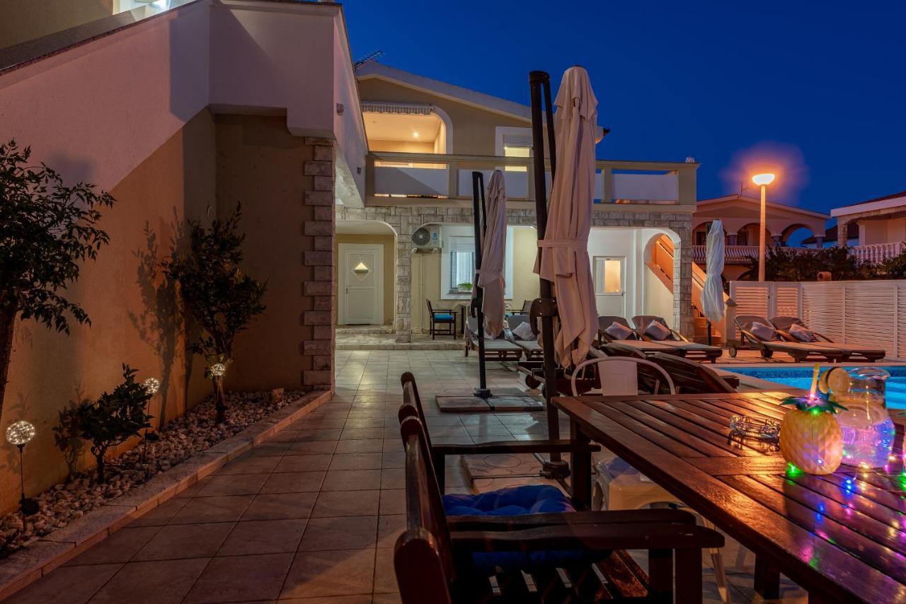 Villa Karmen - Poolhouse วีร์ ภายนอก รูปภาพ
