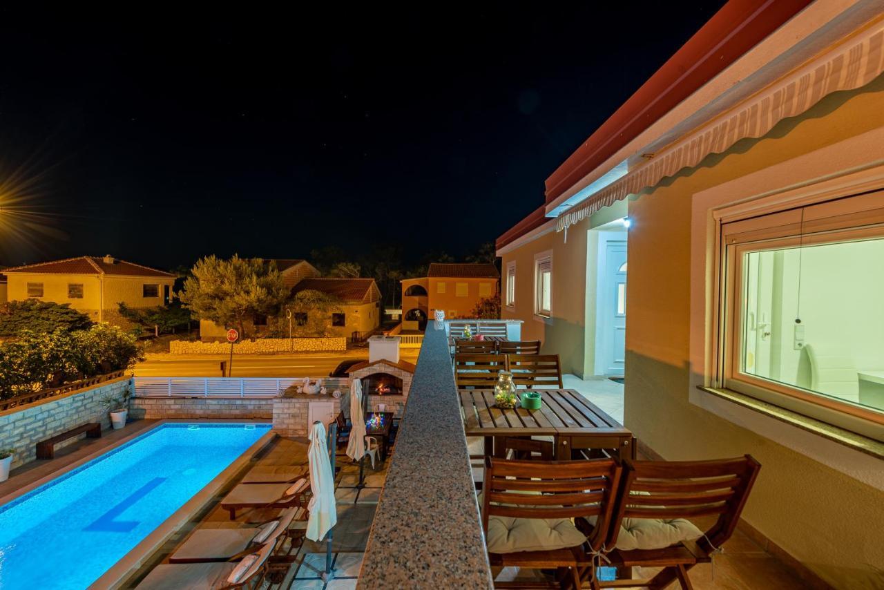 Villa Karmen - Poolhouse วีร์ ภายนอก รูปภาพ