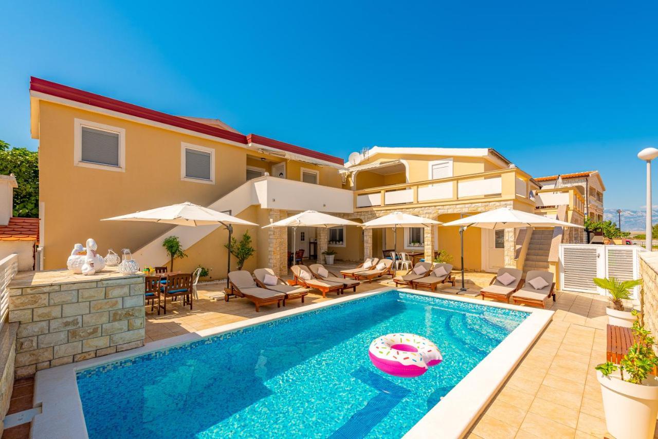 Villa Karmen - Poolhouse วีร์ ภายนอก รูปภาพ
