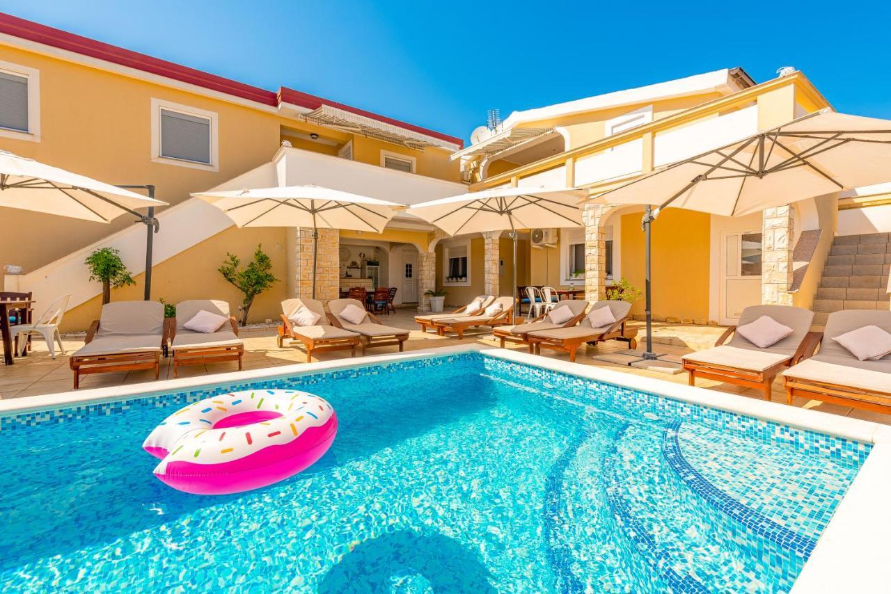 Villa Karmen - Poolhouse วีร์ ภายนอก รูปภาพ