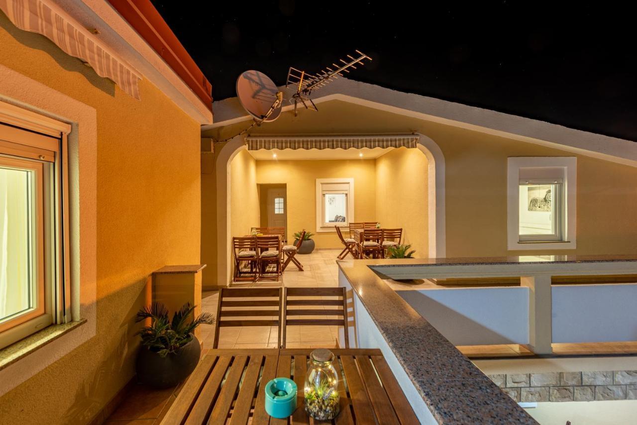 Villa Karmen - Poolhouse วีร์ ภายนอก รูปภาพ