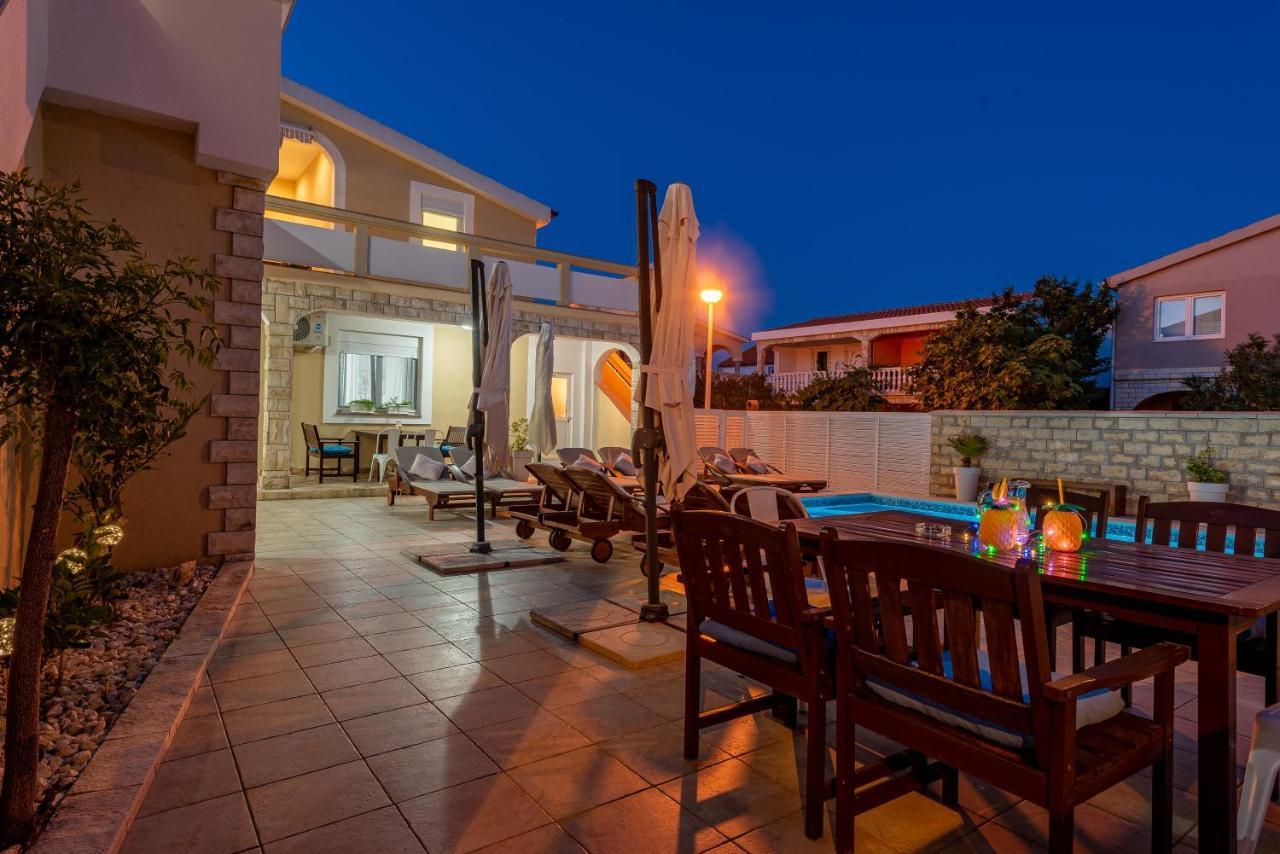 Villa Karmen - Poolhouse วีร์ ภายนอก รูปภาพ