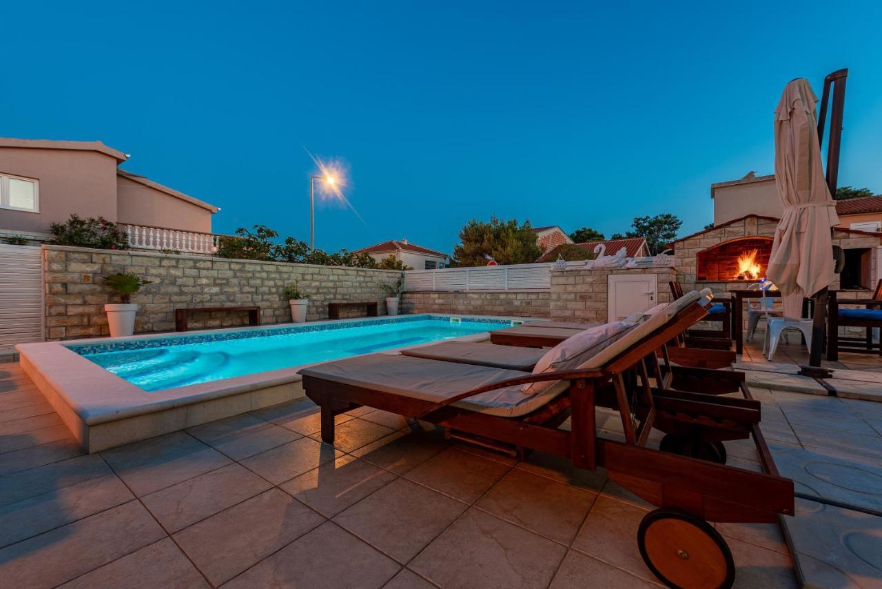 Villa Karmen - Poolhouse วีร์ ภายนอก รูปภาพ