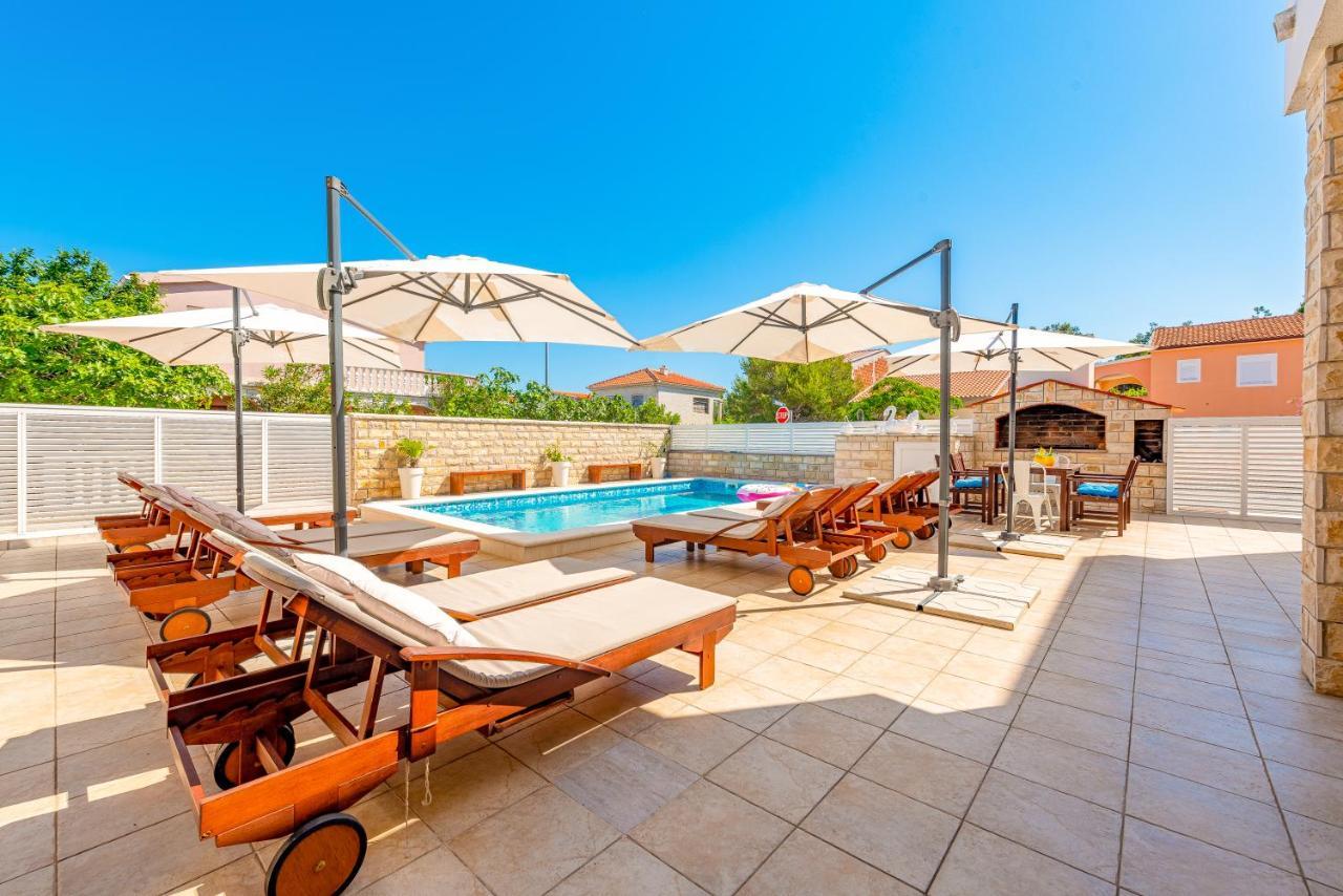 Villa Karmen - Poolhouse วีร์ ภายนอก รูปภาพ