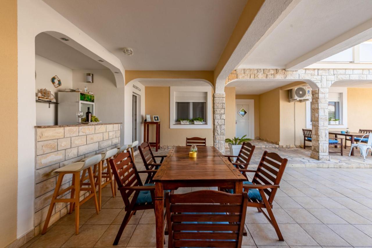 Villa Karmen - Poolhouse วีร์ ภายนอก รูปภาพ