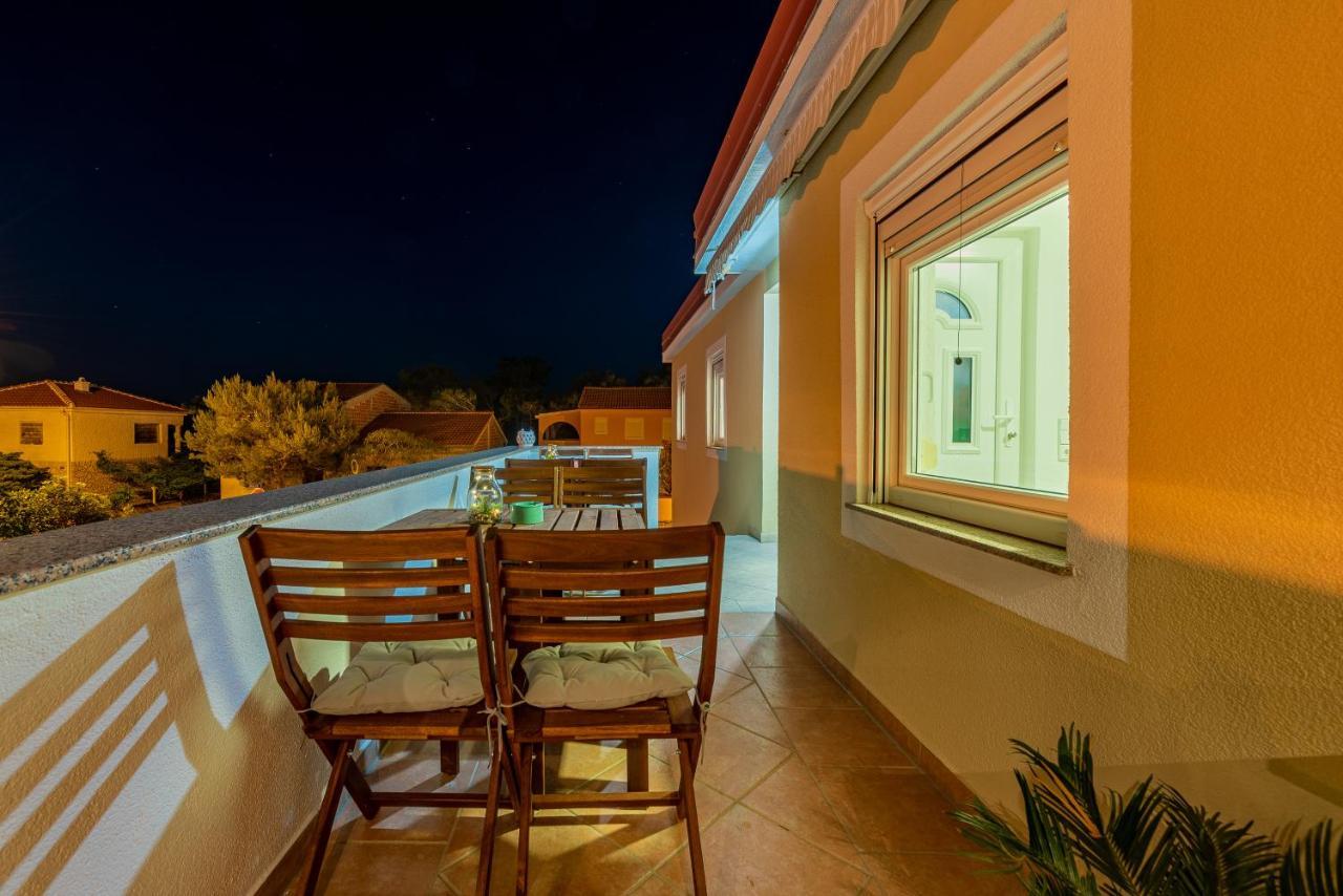 Villa Karmen - Poolhouse วีร์ ภายนอก รูปภาพ