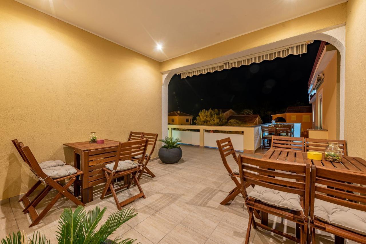 Villa Karmen - Poolhouse วีร์ ภายนอก รูปภาพ