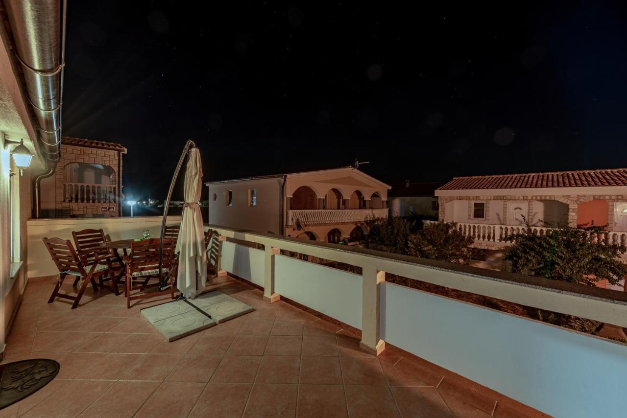 Villa Karmen - Poolhouse วีร์ ภายนอก รูปภาพ