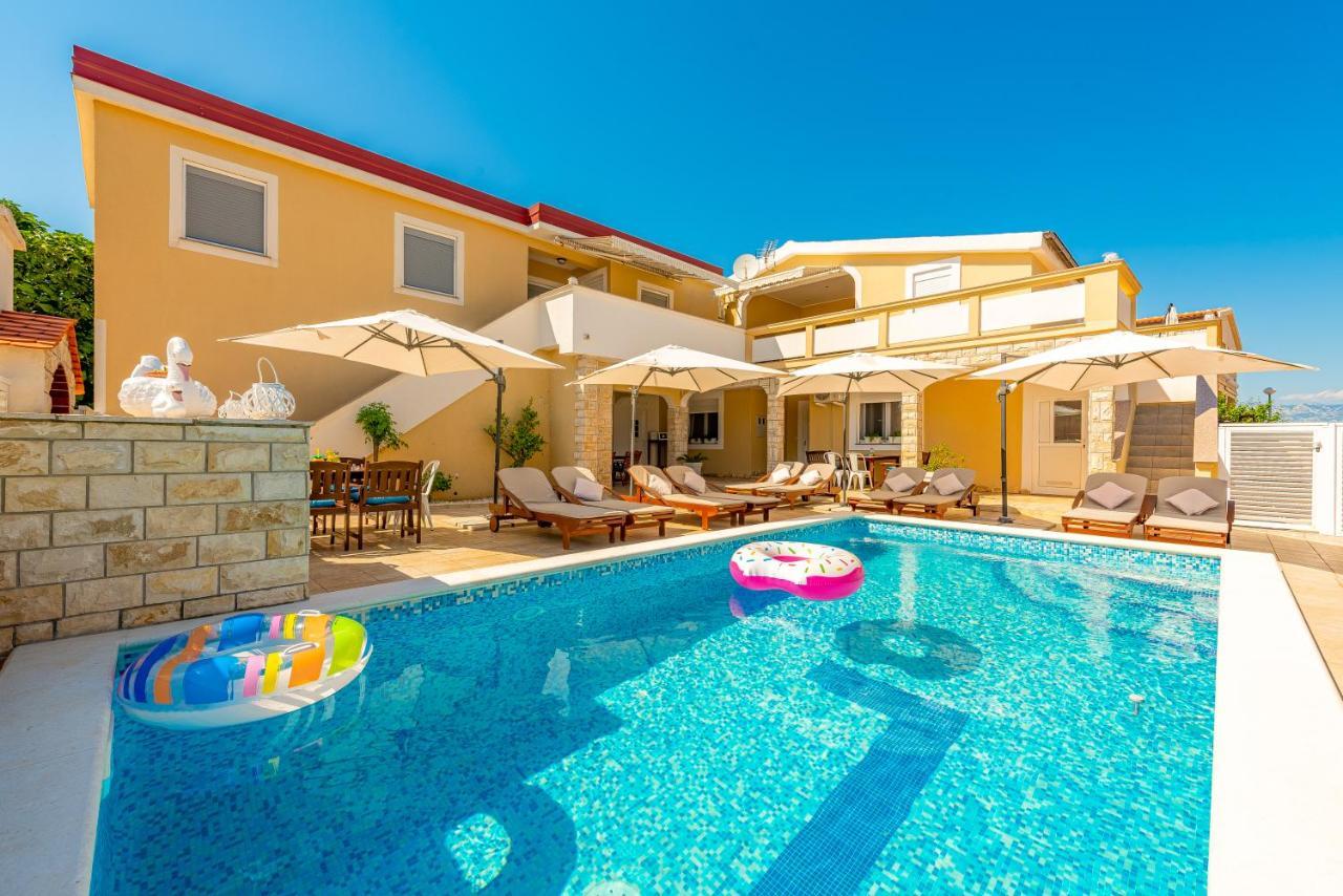 Villa Karmen - Poolhouse วีร์ ภายนอก รูปภาพ