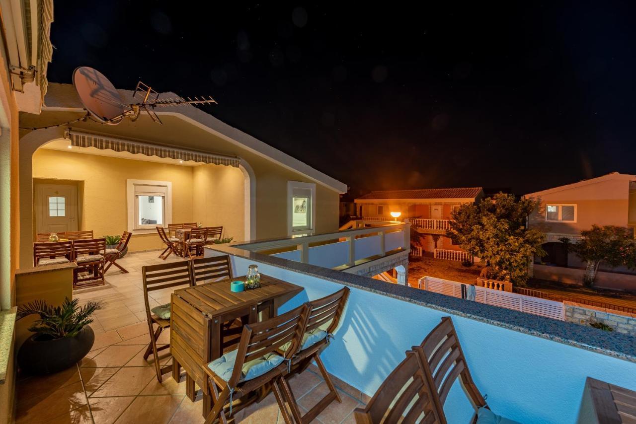 Villa Karmen - Poolhouse วีร์ ภายนอก รูปภาพ