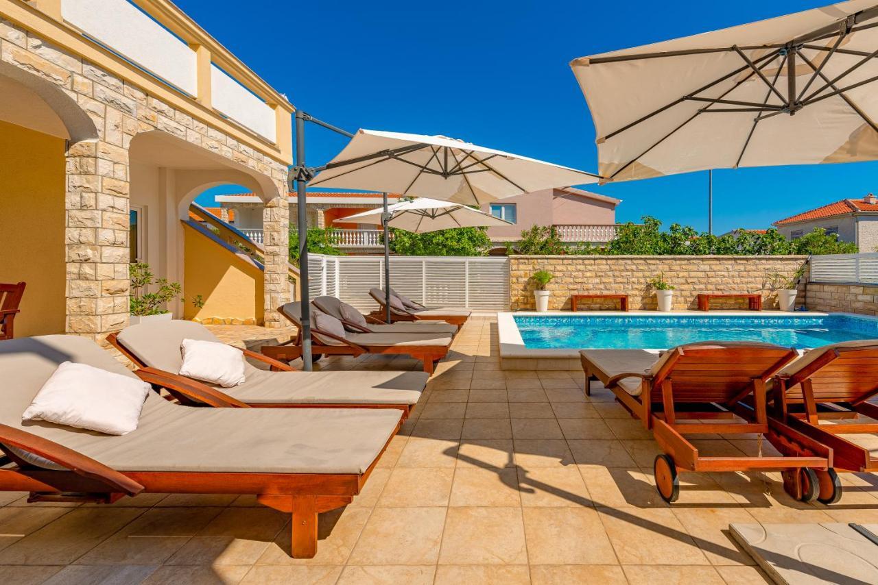 Villa Karmen - Poolhouse วีร์ ภายนอก รูปภาพ