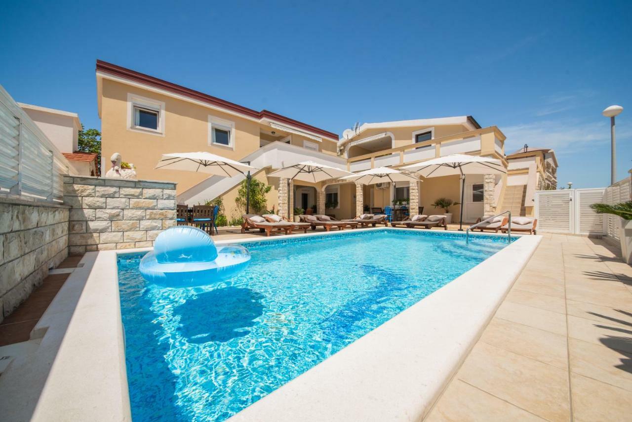 Villa Karmen - Poolhouse วีร์ ภายนอก รูปภาพ